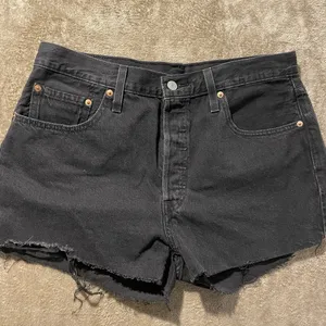 Levi's 501 Shorts Womens Sz 32 Black Denim Jean Cut-Off Distressed Fringe Casual thumbnail 1
