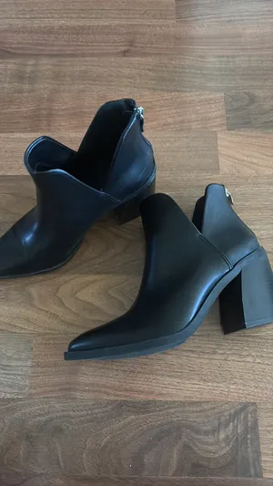 Black Boot Heels Size 7 thumbnail 4