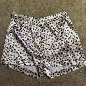 Boohoo Leopard Print Satin Pajama Shorts Women US 16 Tan Black Animal Sleepwear thumbnail 2