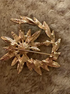 Vintage Emerald Green Rhinestone Faux Pearl Flower Wreath Brooch Gold Tone Pin thumbnail 6