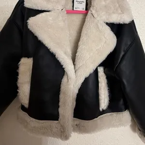 Abercrombie & Fitch Cropped Vegan Leather Sherpa Jacket size M oversized fit thumbnail 4