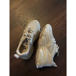 Steve Madden Possession platform sneakers in a beige or bone color thumbnail 5