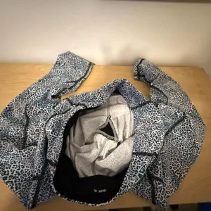 Victoria's Secret Blue and White Patterned Leggings thumbnail 5