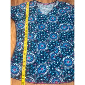 Vera Bradley scrub top in a Navy Medallion print Size XS thumbnail 5