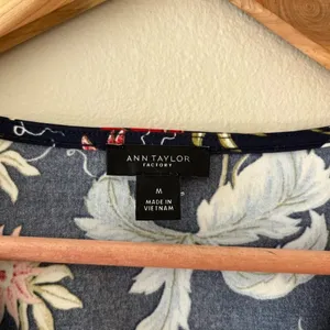Ann Taylor Sz M Blue Navy Pullover V Neck Blouse Floral Stretch Bow Tie Cuff thumbnail 2