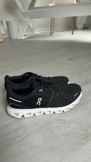 On Cloud Running Shoes thumbnail 5