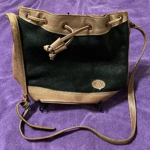 Liz Claiborne black and tan leather crossbody handbag in GUC thumbnail 2
