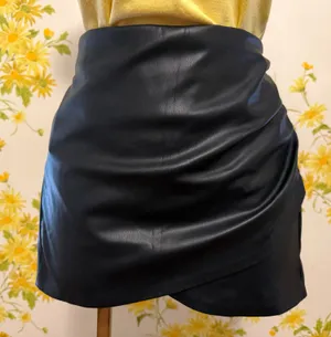 Zara faux leather Black Mini Skirt size XS thumbnail 2