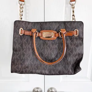Michael Kors Hamilton Large East West Monogram Shoulder Tote thumbnail 2