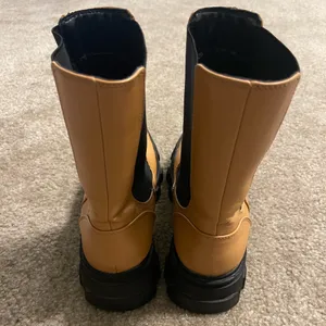Women’s Billini Yuna Desert Platform Slip-On Combat Boots Size 8 thumbnail 9