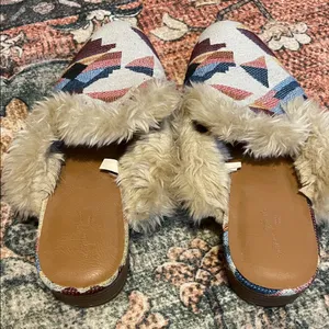 Universal Threads Multicolor Fur-Lined Mules thumbnail 2