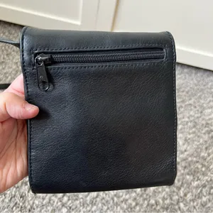 G.H.‎ Bass & Company Black Leather Wallet Crossbody Purse thumbnail 15