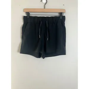 Lululemon On The Fly Short 2.5 Woven Black Mid Rise Athletic Shorts W7AFBS 6 thumbnail 3
