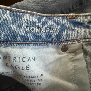 American Eagle Strigid Mom Jean Pants Light Wash High Rise Women Size 6 thumbnail 8