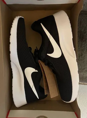 NEW Nike Women’s Tanjun Sneakers thumbnail 1
