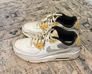 Nike shoes thumbnail 1