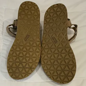 Teva Flatform Universal Sandals – Lark – Size 10 – Tan & White – 1 1/4” Platform thumbnail 5