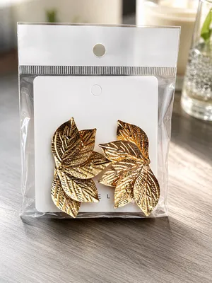 This elegant heart necklace is made from 18k gold-plated stainless steel and features a large central cubic zirconia stone surrounded by smaller crystal accents. thumbnail 4