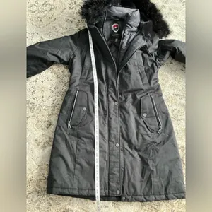 Women’s winter coat 🖤 EUC 🖤 Black Size M thumbnail 7