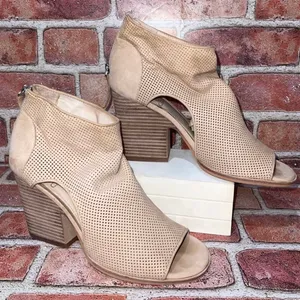 Pre-Owned Vince Camuto Bevina Beige Cutout Heeled Ankle Bootie Leather Sz 7.5M thumbnail 3