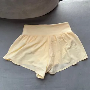 Alo Yoga V-Cute Running Short Candlelight Yellow XXS thumbnail 5