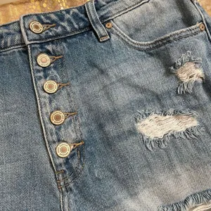 KanCan Jovana Ultra High Rise Shorts Light Wash 13/30 EUC‎ thumbnail 3