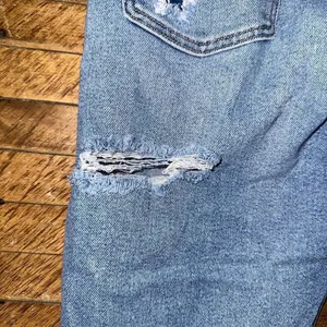 American Eagle light wash destroyed relaxed mom jeans thumbnail 4