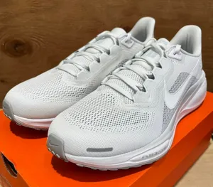 Nike Women's White Trainers thumbnail 1