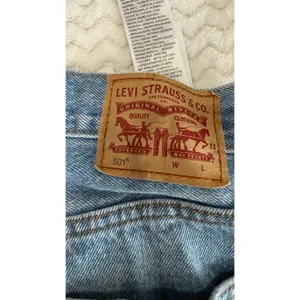 Levis 501 Original Fit Distressed Light Wash Jeans W25 L26 Button Fly 36200-0187 thumbnail 7