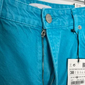 ZARA Wide Leg Blue Colored Denim High Waisted Raw Hem Jeans thumbnail 5