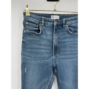 Zara Women’s High Rise Skinny Leg Jeans Size 8 Medium Wash Raw Hem 27 Inseam thumbnail 3