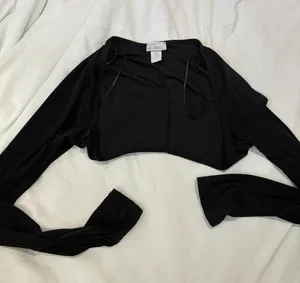 Tilly’s Shoulder Shaw Top thumbnail 1