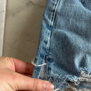 Abercrombie & Fitch High Rise “The Mom Short” thumbnail 3