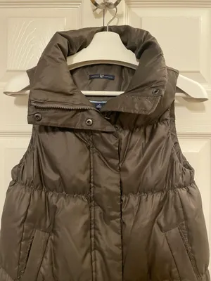 Gap Women’s Quilted Down Filled Puffer Vest in Dark Brown Size Small thumbnail 4