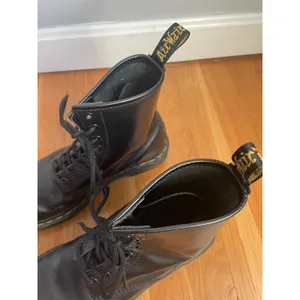 Dr. Martens 1460 Smooth Leather 8-Eye Lace Up Boots Black Classic Combat women 8 thumbnail 3