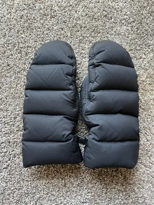 Aritzia Superpuff Mitten Climatte Black Excellent Condition Size Small/Medium thumbnail 2