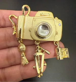 Vintage DANECRAFT Light Gold-tone Camera Charm Brooch 22.8g. thumbnail 4