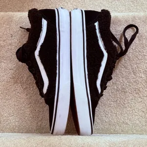 Vans Old Skool Sneakers Black Excellent‎ Sherpa Faux Fur Womens 7.5 Mens 6.0 thumbnail 3
