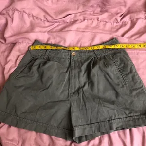 Vintage Arizona Hiking Fisherman Granola Cargo Green high Waisted Pleated Cuff Mom Shorts Khaki Utility Y2K 2000s 90s #streetwear #cottagecore #forest #boho #hipster country western hippie Measurement in pics thumbnail 4
