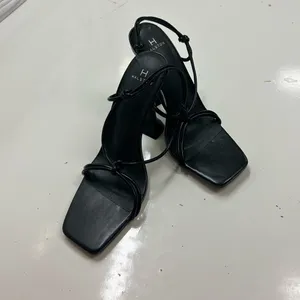 Halston black pumps! 71/2 Fashionable!--these are a must 4 fashion! Heels hot!! thumbnail 2