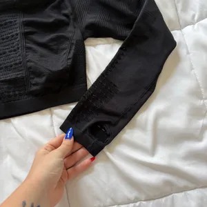 Black Seamless Long Sleeve Crop Top Workout Shirt Womens Medium Active Yoga thumbnail 6