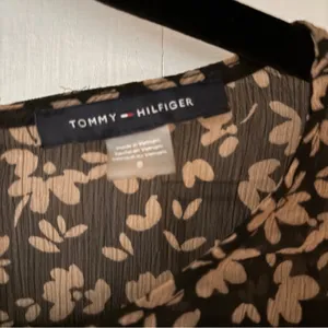Tommy Hilfiger Crossover Hem Black Tan Floral Midi Dress‎ Sheer Chiffon Size 8 thumbnail 8