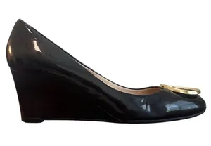 Tory Burch Sally Wedge Pumps Black Patent Leather Gold Logo Size 7 thumbnail 1