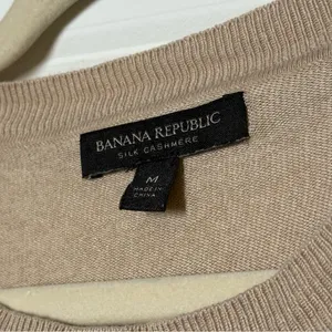 Banana Republic Cashmere Silk crew neck sweater | capsule wardrobe | old money thumbnail 3