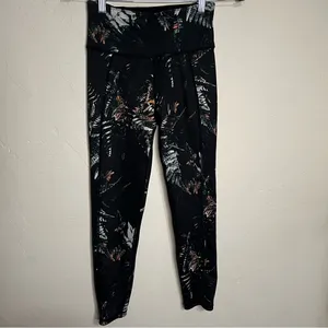 Sweaty Betty Tripical Patterned Reversible‎ to Black Leggings thumbnail 2