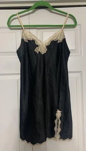 Lingerie thumbnail 1
