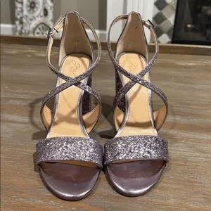Jewel Badgley Mischka Women's 9 Silver Glitter Block Heel Sandals NIB Wedding‎ thumbnail 4