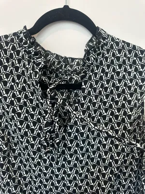 Black and White Geometric Print Sleeveless Mini Dress with Ruffle Neck and Tie D thumbnail 2