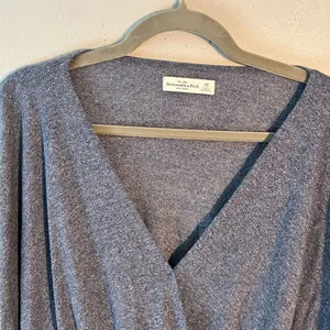 Abercrombie & Fitch Gray Wide V-Neck Sweater with Wrap Design SZ XS Long Sleeve thumbnail 2