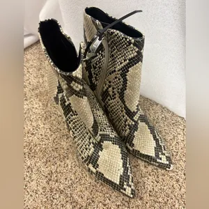 Marc Fisher‎ Snakeskin Faux Leather Chunky Boot Pointed Toe Retire Line 6M EUC thumbnail 3